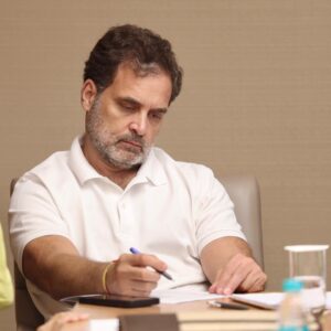 राहुल गांधी पर चुनाव आयोग का पलटवार